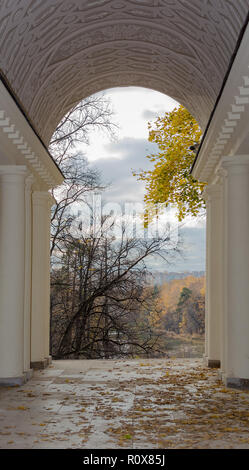 Die herbstlichen Bäume und Teich Blick durch die säulenhalle im Museum - Tsaritsyno buchen. Russland, Moskau, Oktober 2018 Stockfoto