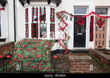 Ein Haus in der Station Road, Aldridge in Walsall, die sich in Poppy Straße als fast 100 Häuser verwandelt hat, dekoriert mit 24.000 roter Mohn und Silhouette Statuen von Soldaten, die Einheimischen, die ausgehalten und haben ihr Leben verloren in den Ersten Weltkrieg zu ehren. Stockfoto