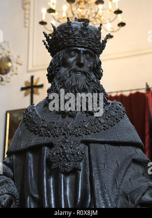 Hl. Leopold III., Markgraf von Österreich (1073-1136). Künstler: Jörg Kolderer, Leonahart Magt, 1525. Grab von Maximilian I. in Innsbruck. Österreich. Stockfoto