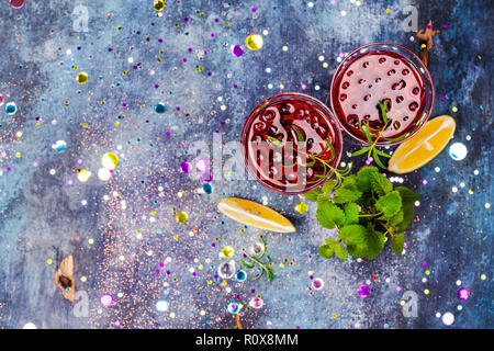 Cranberry Cocktail mit Rosmarin Stockfoto