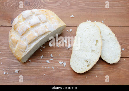 Ein Laib Weißbrot und gehackte Brot Toast. Stockfoto