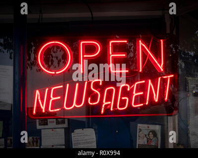 Eine rote Leuchtreklame in einem zeitschriftenladen Shop in der UK Open Zeitschriftenhandel Stockfoto