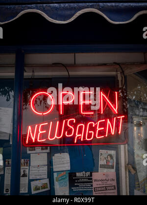 Eine rote Leuchtreklame in einem zeitschriftenladen Shop in der UK Open Zeitschriftenhandel Stockfoto