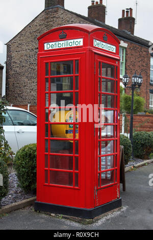 Defibrillator im roten Feld, England Stockfoto