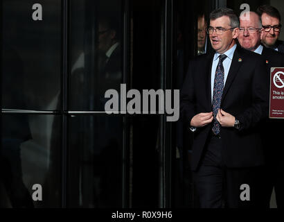 Gardasee Kommissar zeichnete Harris (links), Justizminister der Republik Irland Charlie Flanagan (Mitte) und PSNI temporäre stellvertretender Chief Constable Stephen Martin, bei den Slieve Donard Hotel in Newcastle, Co., während die grenzüberschreitende Konferenz über die organisierte Kriminalität. Stockfoto