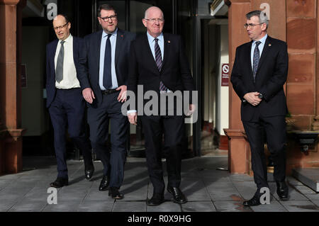 Gardasee Kommissar zeichnete Harris (rechts), Justizminister der Republik Irland Charlie Flanagan (Zweiter von rechts), PSNI temporäre stellvertretender Chief Constable Stephen Martin (Zweite links) und Staatssekretär im Ministerium für Justiz Peter kann, bei den Slieve Donard Hotel in Newcastle, Co., während die grenzüberschreitende Konferenz über die organisierte Kriminalität. Stockfoto