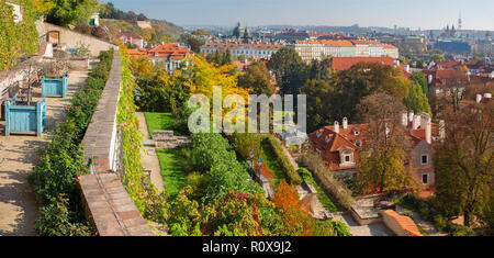 Prag - Das Outlook von der Ledeburska Garten unter der Burg nach Osten. Stockfoto