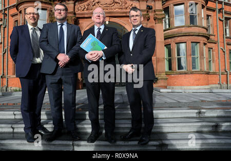 Gardasee Kommissar zeichnete Harris (rechts), Justizminister der Republik Irland Charlie Flanagan (Zweiter von rechts), PSNI temporäre stellvertretender Chief Constable Stephen Martin (Zweite links) und Staatssekretär im Ministerium für Justiz Peter kann, bei den Slieve Donard Hotel in Newcastle, Co., während die grenzüberschreitende Konferenz über die organisierte Kriminalität. Stockfoto