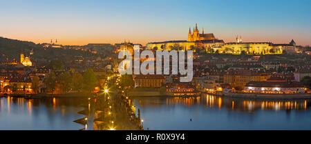 Prag - Karlsbrücke, Schloss und Kathedrale mit der Moldau in der Abenddämmerung. Stockfoto