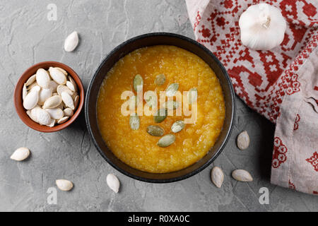 Schüssel mit Karotte Kürbissuppe und Gewürzen. Flach styling. Stockfoto