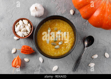 Kürbissuppe und organischen Kürbisse. Saisonale Herbst essen - Würzige Kürbissuppe mit Croutons. Stockfoto