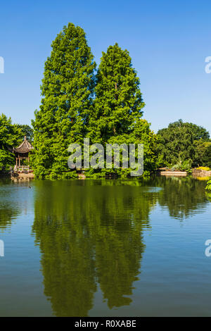 England, Surrey, Guildford, Wisley, der Royal Horticultural Society Garden, sieben Hektar großen Teich und die japanische Pagode Stockfoto