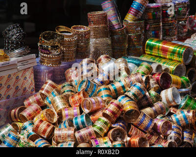 Bunte Indische und Orientalische Armreifen im Shop Anzeige der Broadway southall London "Little India" Stockfoto