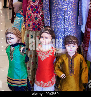 Mannequin Kinder in indischen kleidung shop Southhall London UK Stockfoto