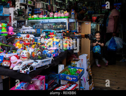 Kind aus Toy Shop Southall Broadway, London UK Stockfoto