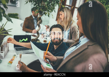 Team aus Universität Biologen unter Experiment auf sprießen und die Analyse der Probe der Anlage. Stockfoto