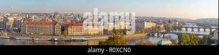 Prag - das Panorama der Stadt mit den Brücken im Abendlicht. Stockfoto