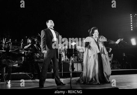 Freddie Mercury und Monserrat Caballe führen ihre Hit Barcelona bei einem Open-Air-Konzert auf der Piste von Barcelonas Montjuich Park gehalten, die Ankunft der olympischen Flagge von Seoul und der Einführung von Spanien die Vier zu feiern - Jahr kulturelle olmpiad. Stockfoto