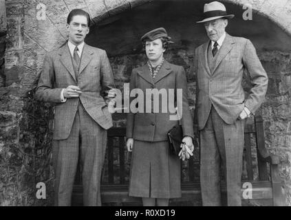 (L-R) George Lascelles, 7th Earl of Harewood; Prinzessin Mary, Gräfin von Harewood; Henry Lascelles, 6. Earl of Harewood Stockfoto