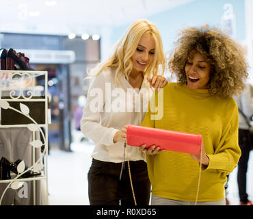 Zwei hübsche junge Multiethnischen Frauen kaufen Geldbeutel im Store. Stockfoto