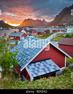 Rorbuers sind traditionelle rote Häuser Angeln auf den Lofoten Stockfoto