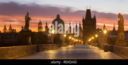 Praghe - Die Karlsbrücke in den Morgen. Stockfoto