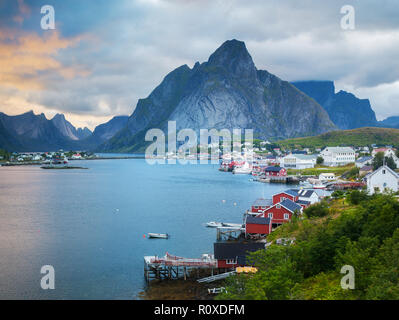 Rorbuers sind traditionelle rote Häuser Angeln auf den Lofoten Stockfoto