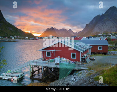 Rorbuers sind traditionelle rote Häuser Angeln auf den Lofoten Stockfoto