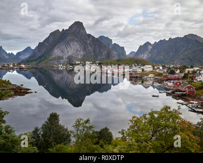 Rorbuers sind traditionelle rote Häuser Angeln auf den Lofoten Stockfoto