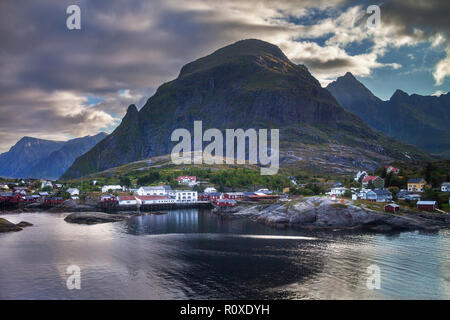 Rorbuers sind traditionelle rote Häuser Angeln auf den Lofoten Stockfoto