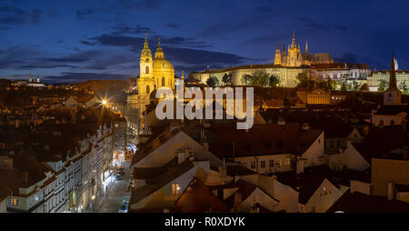 Prag - die St.-Nikolaus-Kirche, Prager Kleinseite, Schloss und Kathedrale in der Abenddämmerung. Stockfoto