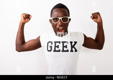 Studio shot von jungen schwarzen Afrikanischen nerd Mann, geek Shirt w Stockfoto