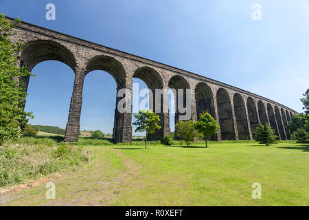 Blick auf die beeindruckende 29 arch Eisenbahnviadukt bei Penistone in South Yorkshire, von Wasser Meadows Park genommen Stockfoto