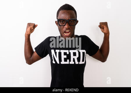 Studio shot von jungen schwarzen Afrikanischen geek Mann, der Nerd shirt w Stockfoto