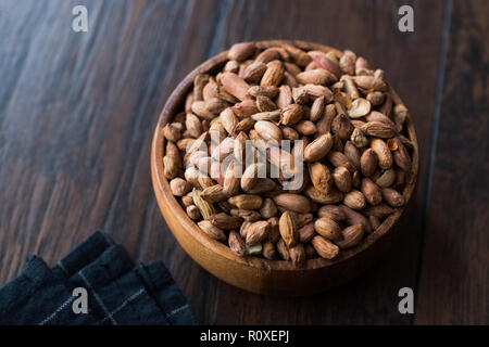 Organische Pistazien ohne Schale in Houten. Ökologische Lebensmittel. Stockfoto