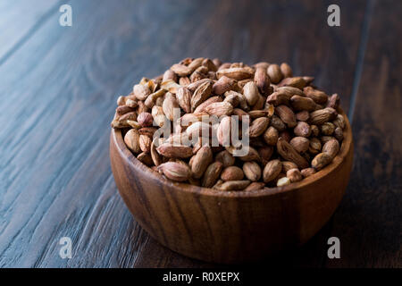 Organische Pistazien ohne Schale in Houten. Ökologische Lebensmittel. Stockfoto