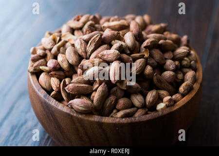 Organische Pistazien ohne Schale in Houten. Ökologische Lebensmittel. Stockfoto