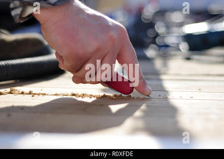 Hand des Menschen schneiden das Deck, Nahaufnahme, horizontal. Stockfoto