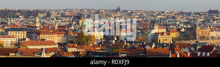 Prag - das Panorama der Stadt mit der Karlsbrücke auf Olt Stadt im Abendlicht. Stockfoto