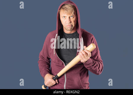 Porträt eines Mannes in karierten Schal mit einem Baseballschläger symbolisiert Kriminalität Stockfoto