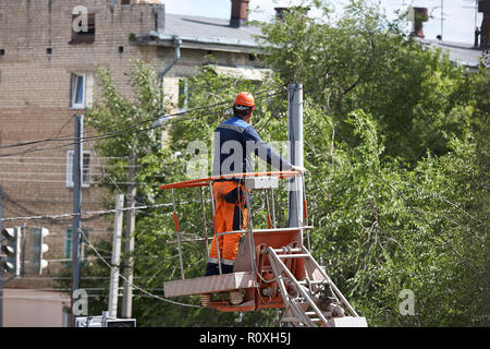 Installation einer Ampel auf einer hebebühne am Nachmittag in der Stadt von syzran Russland. Stockfoto