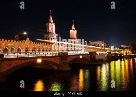 Oberbaumbrücke (Oberbaumbruecke) in Berlin Kreuzberg in der Nacht Stockfoto