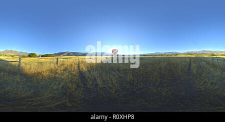 360 Grad Panorama Ansicht von 360 Sphärisches Panorama einer bunten Heißluftballon Vorbereitung von einem Feld in der Wasatch Berge in Utah USA an einem klaren Morgen nehmen.