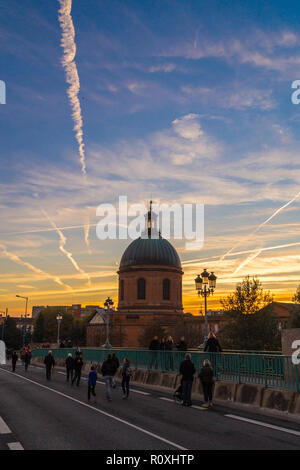 Dome de La Grave und St. Pierre bridge bei Sonnenuntergang, Fluss Garonne, Pont Saint Pierre, Toulouse, Haute-Garonne, Royal, Frankreich Stockfoto