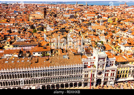 Nationale Bibliothek von St Mark's und St Mark's Clocktower in Venedig, Blick von der Spitze des Campanile Stockfoto