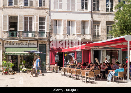 Man saß außerhalb des La Petite Absinth bar und Crêperie in Orléans, Center-Val de Loire, Frankreich, Europa Stockfoto