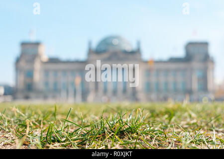 Berliner Reichstag defokussierten hinter Wiese - Deutscher Bundestag, Regierung Gebäude Stockfoto