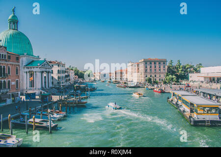 Blick auf San Simeone Piccolo und Stazione di Venezia Santa Lucia von der Ponte degli Scalzi in Venedig, Italien Stockfoto