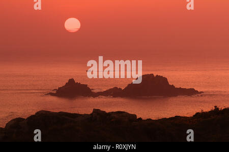 Sennen Cove RNLI lifeboat vorbei die Brisons Felsen bei Sonnenuntergang Stockfoto