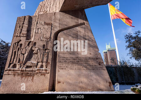 Plaza de Colón, Jardines del Descubrimiento, mit dem Doppelpunkt Türme von Antonio Lamela. Madrid, Spanien Stockfoto